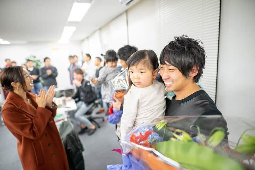 上山 哲平のインスタグラム：「. 2月17日で35歳になりました。 . 六本木で「焼肉を食べましょう」という連絡から、着いた途端に、目隠しとヘッドホンをされ車で拉致られました。 . 前も見えなく音も聞こえないので、あれだけは本当に怖いです。笑 . 会場ではサプライズで300名近くの方がお祝いしてくれました。 . 毎年、これだけ多くの方にお祝いして頂けることに、本当に感謝です。 . 歳を重ねるごとに感謝が深くなっていきます。 . 人生の選択には正解はないのかもしれないけど、自分のやってきたことが誰かの為になり、間違っていなかったのだと感じる時間になります。 . 35歳も自分らしく、強く、優しく、子供に憧れられるような生き方をしていきます。 . これからも多くの方の笑顔に繋がるように精進していきますので、今後ともよろしくお願い致します。 . #35歳 #目隠し #ヘッドホン #拉致 #サプライズ #バースデー #深く感謝 #強く #優しく#笑顔 #全ては愛 #飛躍 #eagle #gifel #playearth」