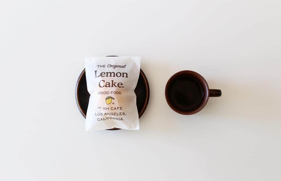 のインスタグラム：「. . おやつのレモンケーキ🍋 パケの可愛さに開けられずにいたら 賞味期限1日過ぎてた😂 . お迎えまでもうひとがんばり！ . #レモンケーキ#おやつ#ロンハーマンカフェ#日々#暮らし」
