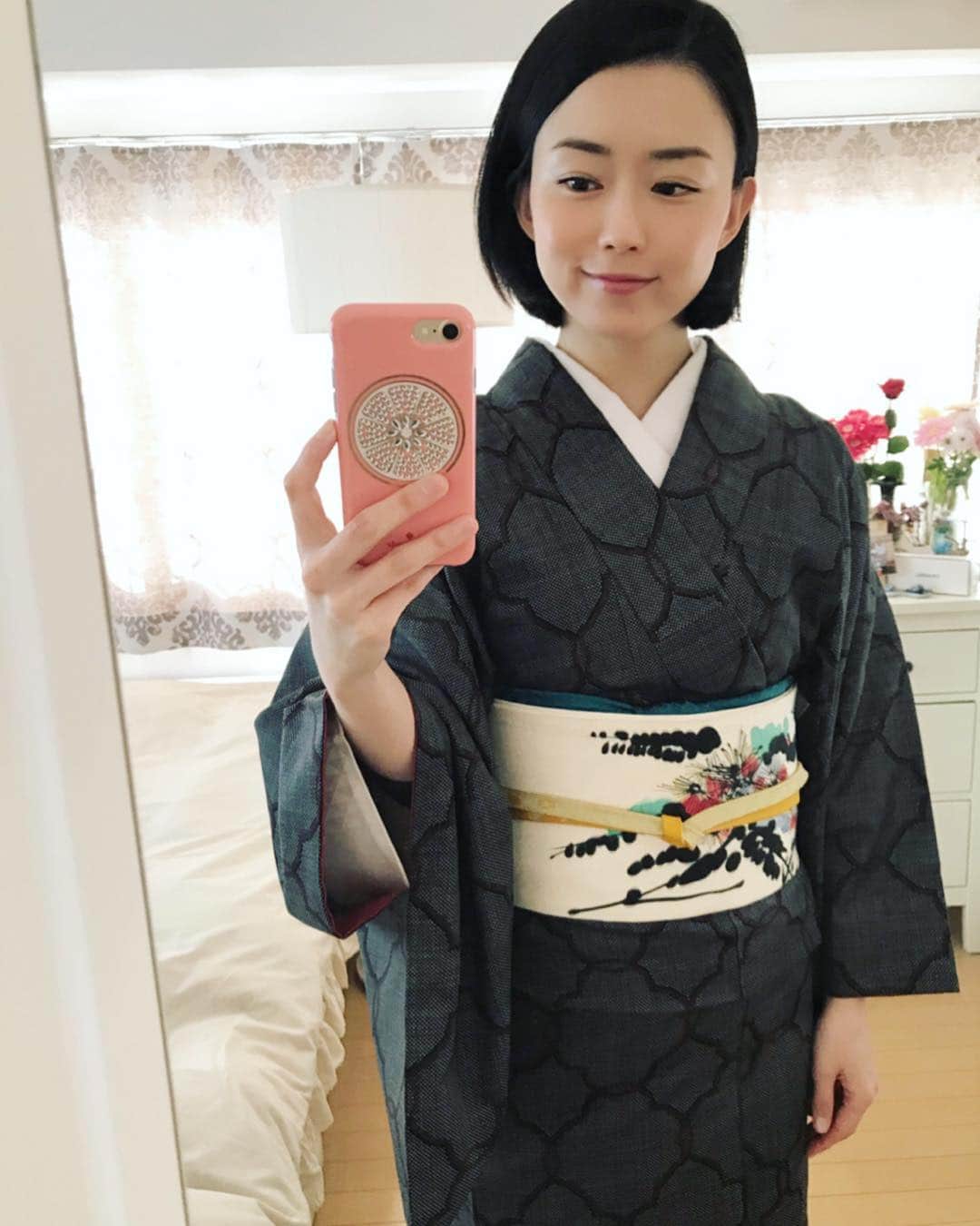 原田佳奈さんのインスタグラム写真 - (原田佳奈Instagram)「・ この日の着物は、大島紬に塩瀬の名古屋帯を合わせました。  この帯は何にでも合わせやすくて重宝してます。  おばあちゃんに感謝☺️ #着物 #着物コーディネート #kimono #塩瀬の名古屋帯  #茶道 #知るも知らぬもどちらもこわい #受け継いだものを大事に」2月21日 16時17分 - kanaharada1211