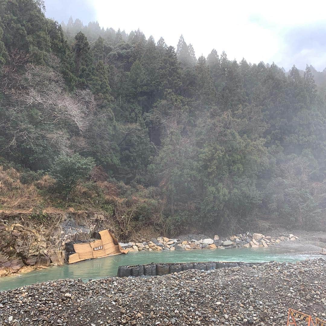 Fujiya Ryokan 川湯温泉 冨士屋のインスタグラム：「仙人風呂が昨日の雨で流出したため今年度の仙人風呂は終了しました。  http://bit.ly/2gU3DJY  #kawayuonsen #fujiya_ryokan #onsen #kumanokodo #sennin-buro」