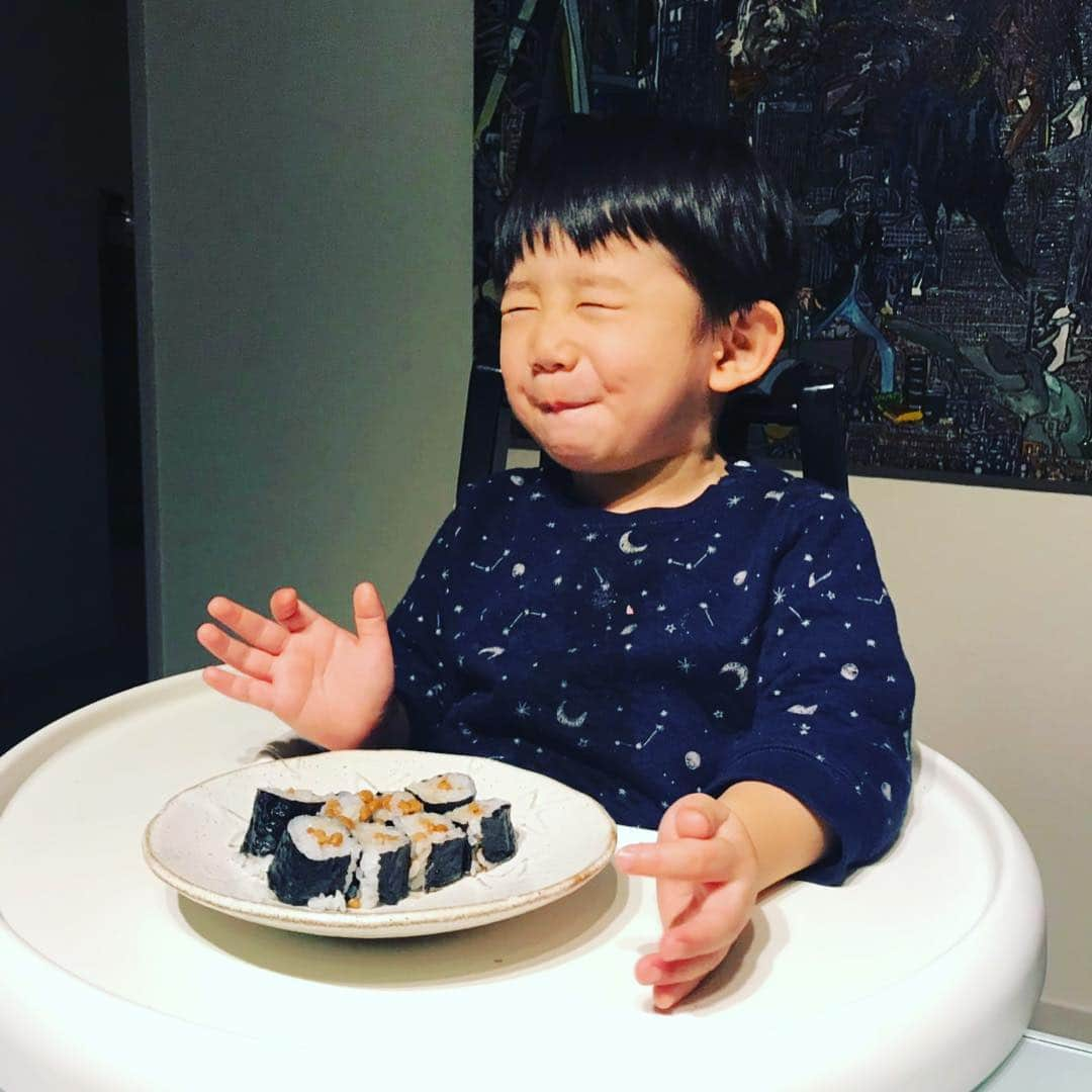 神山まりあさんのインスタグラム写真 - (神山まりあInstagram)「そうかいそうかい、そんなに納豆が好きかい。  納豆の香りと糸が漂う毎日です🙌  #nattoboy #natto #納豆 #んーたまらんって顔 #めちゃ好きやん #その顔最高に好きだ #うまっ」2月21日 16時49分 - mariakamiyama