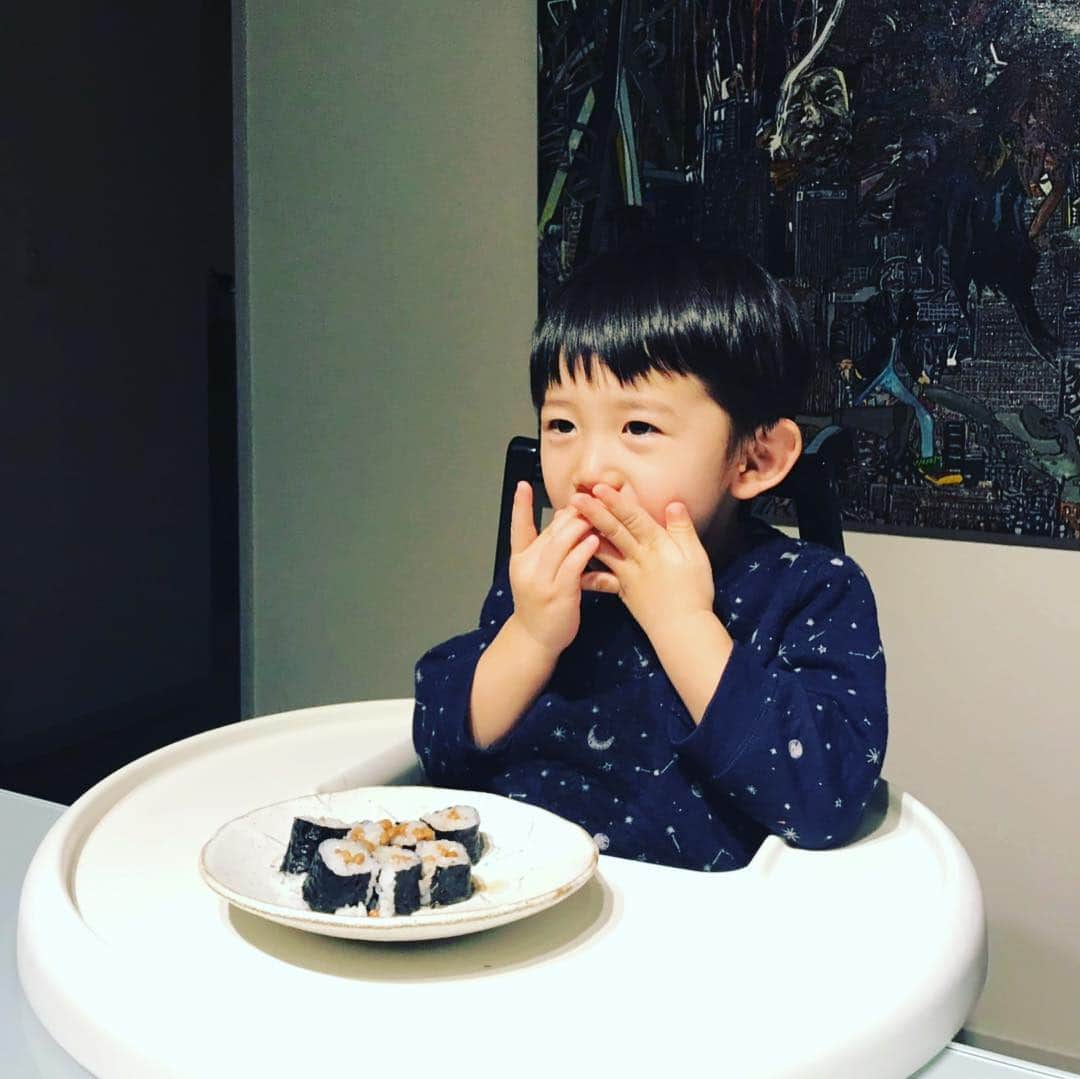神山まりあさんのインスタグラム写真 - (神山まりあInstagram)「そうかいそうかい、そんなに納豆が好きかい。  納豆の香りと糸が漂う毎日です🙌  #nattoboy #natto #納豆 #んーたまらんって顔 #めちゃ好きやん #その顔最高に好きだ #うまっ」2月21日 16時49分 - mariakamiyama
