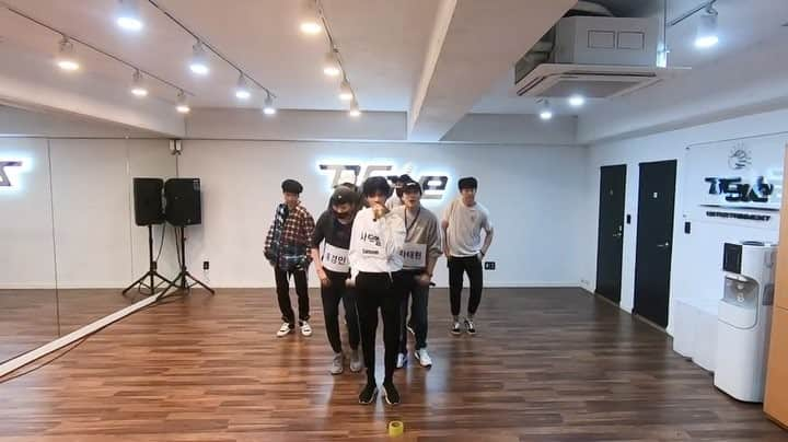 サムエルのインスタグラム：「⠀⠀⠀⠀⠀⠀⠀⠀⠀⠀⠀⠀ 용감한 홍차 - 사람들 (With 사무엘) 안무 연습 영상 (Choreography Practice) 🕺 ⠀⠀⠀⠀⠀⠀⠀ ▶️ YOUTUBE : https://youtu.be/LraPfxFVKw0 ▶️ NAVER TV : https://tv.naver.com/v/5458521  #용감한홍차 #사람들 #사무엘 #Samuel」