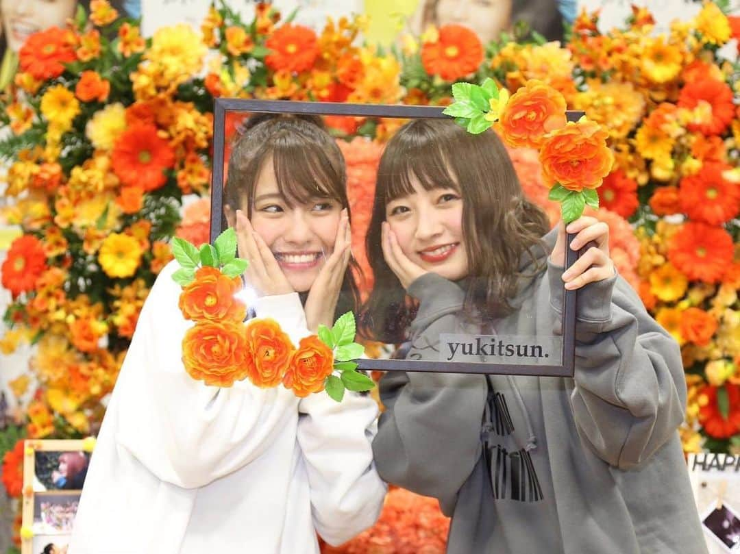 小嶋花梨さんのインスタグラム写真 - (小嶋花梨Instagram)「可愛すぎる、、、🌼🧡﻿ ﻿ ﻿ ﻿ ﻿ ﻿ ゆきつんさんのファンの方が出演メンバーそれぞれに作ってくださりました！﻿ ﻿ ﻿ 私の写ってるゆきつんカメラの写真が中に入ってる！あとハート型のお花も！﻿ ﻿ ﻿ 嬉しすぎて可愛すぎて飾ってます！﻿ ﻿ ﻿ 大切にします☺️﻿ ﻿ ありがとうございます！﻿ ﻿ ﻿ ﻿ #NMB48 ﻿ #東由樹生誕祭﻿ #ゆきつんカメラ ﻿ #関西ウォーカー さんで連載決定✨﻿」2月21日 16時59分 - nmb_kojima_48