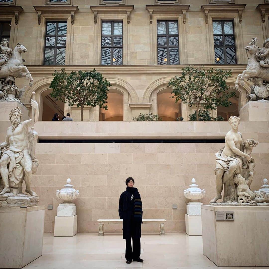 福士蒼汰さんのインスタグラム写真 - (福士蒼汰Instagram)「Memories in Paris. I went to #louvremuseum #thepalaceofversailles  Huge power was there.  パリの思い出 ルーブル美術館とベルサイユ宮殿に行ったよ  大きかったなぁ  #paris #dior #hugepower」2月21日 17時44分 - fukushi_sota_official