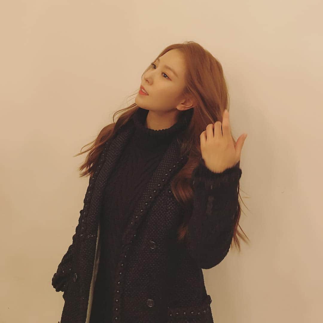 BoAのインスタグラム：「간만에 프로페셔널 헤메 받으니 기부니가 좋아요~~🥰🥰 가자 투스리스 만나러~😆😆 그래서 올 블랙 ㅋㅋ (머리가 너무 길어서 감당이 안돼🤣🤣)」