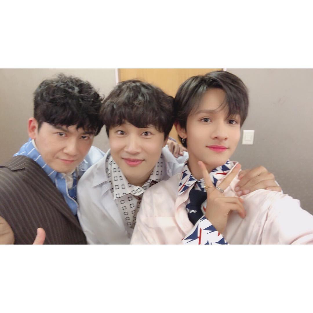 サムエルのインスタグラム：「[190221 엠카운트다운❤️] 용감한 홍차 형님들과 함께한 사람들 ✌️ 함께해준 가넷 응원해준 가넷 고마워요 😊 내일도 기대 많이 해주세요 🥰 ⠀⠀⠀⠀⠀⠀⠀⠀⠀⠀ #용감한홍차 #사람들 #사무엘 #Samuel」