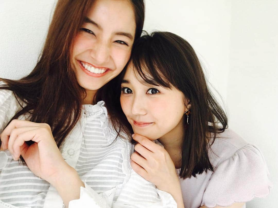 新木優子さんのインスタグラム写真 - (新木優子Instagram)「そして今月の #nonno ４月号で友菜がnonnoを卒業してしまいます、、。 nonnoの中で友菜はほぼ同期で、一番色んな企画を一緒に乗り越えたり撮影してきたなぁ、、 初めて会った時は歳下だと思ってていきなりゆうなって呼ぶね‼って今思えばなんて失礼な、、と思う私の発言にもニコニコ笑ってくれた友菜。 いつ会っても私の話をずーっとニコニコ聞いてくれて、なんでも受け入れてくれる優しい友菜。  苦手なことにも一生懸命で、そんな姿を見て私も頑張らなきゃと思ったり、、。 現場ではいつでもフラット誰に対しても分け隔てない優しさを持ってるそうゆうところが本当に大好きで１人の人として女性として素敵な友菜。  卒業と聞いて本当に心から寂しかったし、まだ行かないでという想いが強くてこの文章を書きながらもなんか涙が込み上げてきてしまって、、 なんとも言えない気持ちです。  でも。 心からおめでとう☺️ また新しい場所で会う機会がありますように‼ そしてこれからもよろしくね☺️ 大好き♡  今まで撮った友菜との写真公開‼︎ 一番一緒に写真撮ったのも友菜だなぁ、、☺️」2月21日 20時33分 - yuuuuukko_