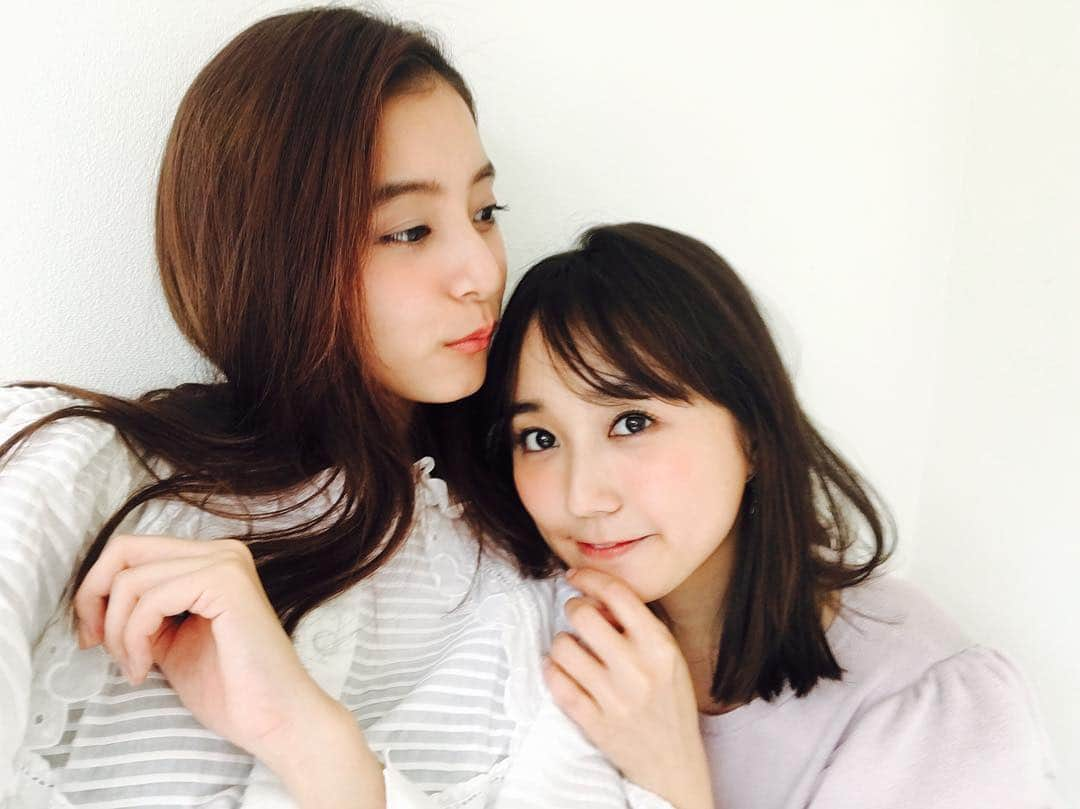 新木優子さんのインスタグラム写真 - (新木優子Instagram)「そして今月の #nonno ４月号で友菜がnonnoを卒業してしまいます、、。 nonnoの中で友菜はほぼ同期で、一番色んな企画を一緒に乗り越えたり撮影してきたなぁ、、 初めて会った時は歳下だと思ってていきなりゆうなって呼ぶね‼って今思えばなんて失礼な、、と思う私の発言にもニコニコ笑ってくれた友菜。 いつ会っても私の話をずーっとニコニコ聞いてくれて、なんでも受け入れてくれる優しい友菜。  苦手なことにも一生懸命で、そんな姿を見て私も頑張らなきゃと思ったり、、。 現場ではいつでもフラット誰に対しても分け隔てない優しさを持ってるそうゆうところが本当に大好きで１人の人として女性として素敵な友菜。  卒業と聞いて本当に心から寂しかったし、まだ行かないでという想いが強くてこの文章を書きながらもなんか涙が込み上げてきてしまって、、 なんとも言えない気持ちです。  でも。 心からおめでとう☺️ また新しい場所で会う機会がありますように‼ そしてこれからもよろしくね☺️ 大好き♡  今まで撮った友菜との写真公開‼︎ 一番一緒に写真撮ったのも友菜だなぁ、、☺️」2月21日 20時33分 - yuuuuukko_