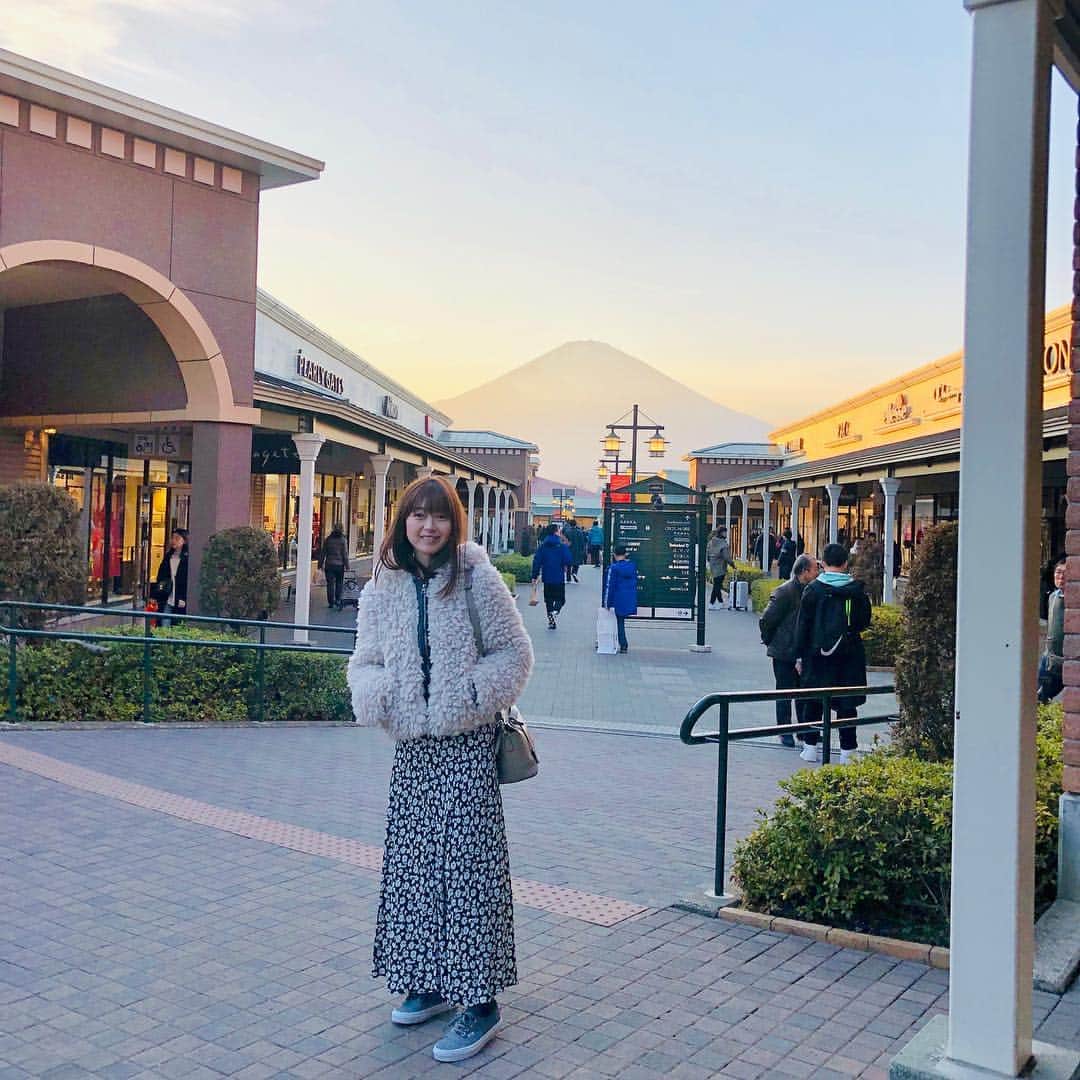 山下莉奈さんのインスタグラム写真 - (山下莉奈Instagram)「先日行った御殿場✨ 富士山が綺麗に見えました🗻🌤 ママにクレープ買ってもらってご機嫌🍓  #御殿場アウトレット  Outer. Skirt: #zara  #ザラジョ」2月21日 20時27分 - rinayamashita