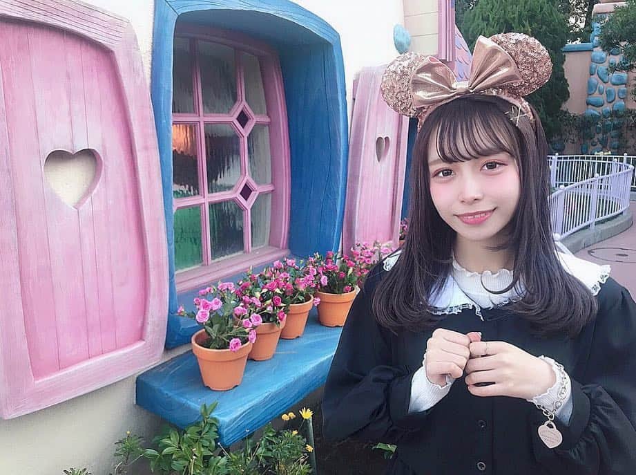 月野ちゃんさんのインスタグラム写真 - (月野ちゃんInstagram)「・ ・ ・ 🌷🌷🌸🐭 #TDL #ディズニー #ディズニーランド #ミニーちゃんのお家 #disneyland」2月21日 21時16分 - uru_cjft