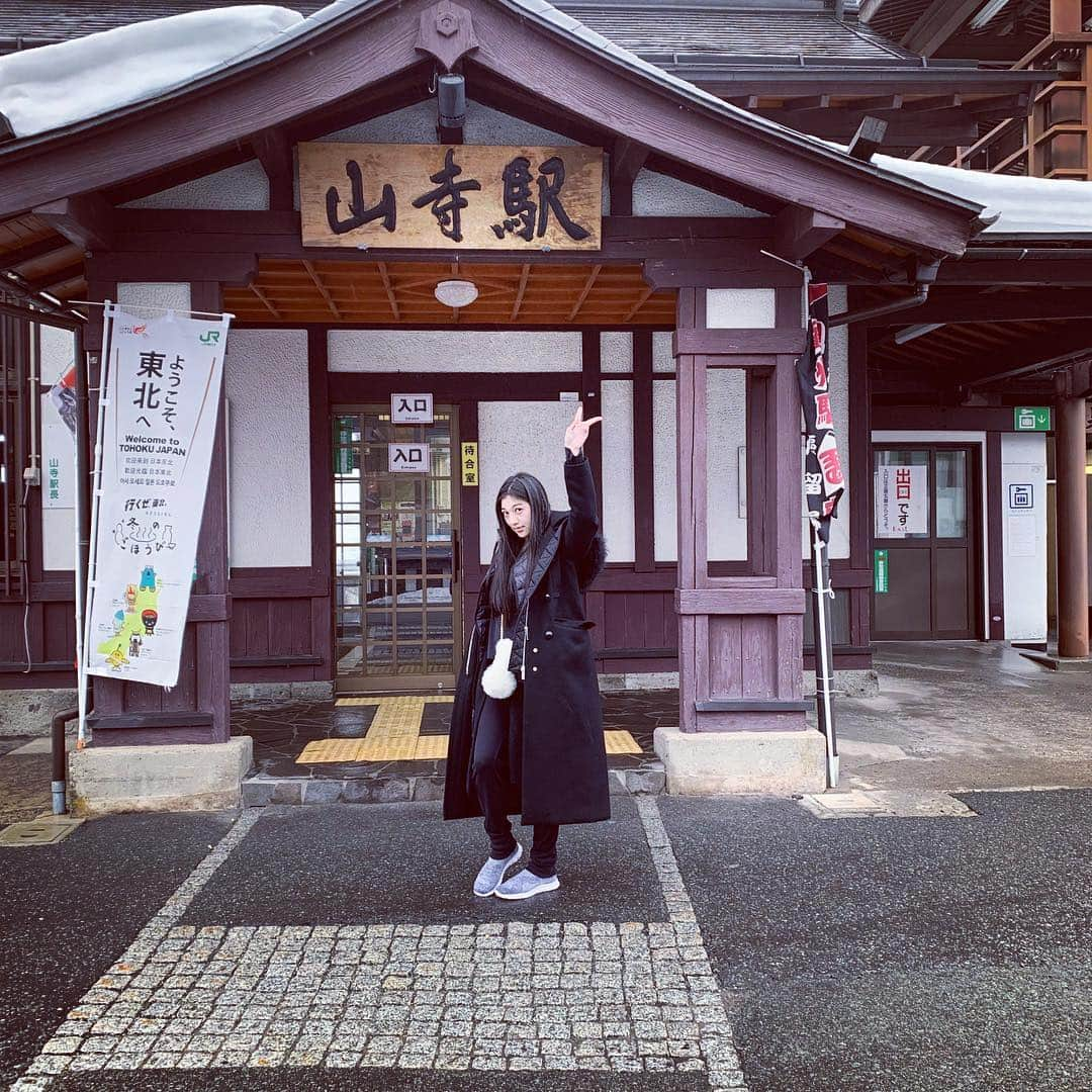 松野井雅（原紗央莉）さんのインスタグラム写真 - (松野井雅（原紗央莉）Instagram)「#山寺 #立石寺 へ🏔☃️🥾 #宝珠山 #奥の細道 にかかれている #松尾芭蕉 の俳句で有名 #芭蕉 とツーショット✌🏻 #閑かさや岩にしみ入る蝉の声 #奥之院 #五大閣 ←頂上最高、、美しい山々と集落と霧！笑笑 #納経堂 の写真お気に入り…幻想的！！！ #冬の登山 #山好き スノースパイクをスニーカーに装着❄️ ご朱印帳もバッチリ書いてもらった🖌 #1070段 #1015段 #煩悩消滅 でも登山後は #さくらんぼソフト #さくらんぼソフトクリーム のMIX食べた😋🍒 ( #マツコの知らない世界 に出てた🍦) #山寺駅 #山形 #東北」2月21日 21時30分 - miyavimatsunoi