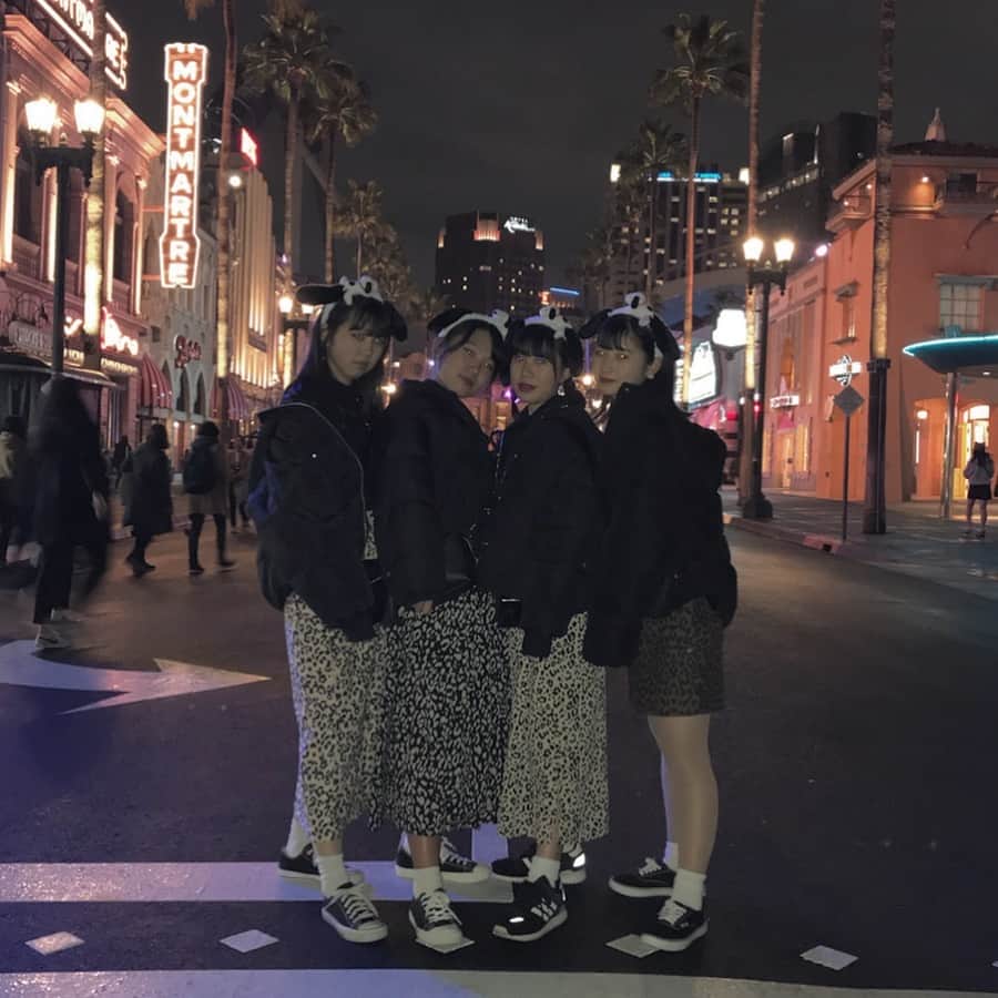 わきななかのインスタグラム：「・ メインストリート ・ ほぼ雨だけど乗り物いっぱい乗れたからよき~待ち時間もほんと楽しかった #ユニバーサルスタジオジャパン#ユニバ#スヌーピー#レオパード#シミラールック#usj#sjk#jk#jk2#jkブランド#lfl#l4l」