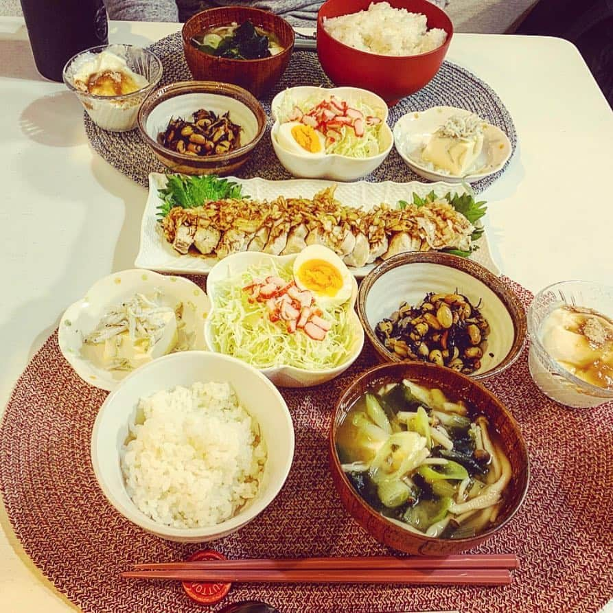 鳥越未玖のインスタグラム：「久々に早く帰ってこれたので 旦那さんと夜ご飯。 ・ ・ #よだれ鶏 #しらす豆腐 #サラダ #ひじきの煮物 #お味噌汁 #黒糖ヨーグルト  果物がなかったな、、、。」