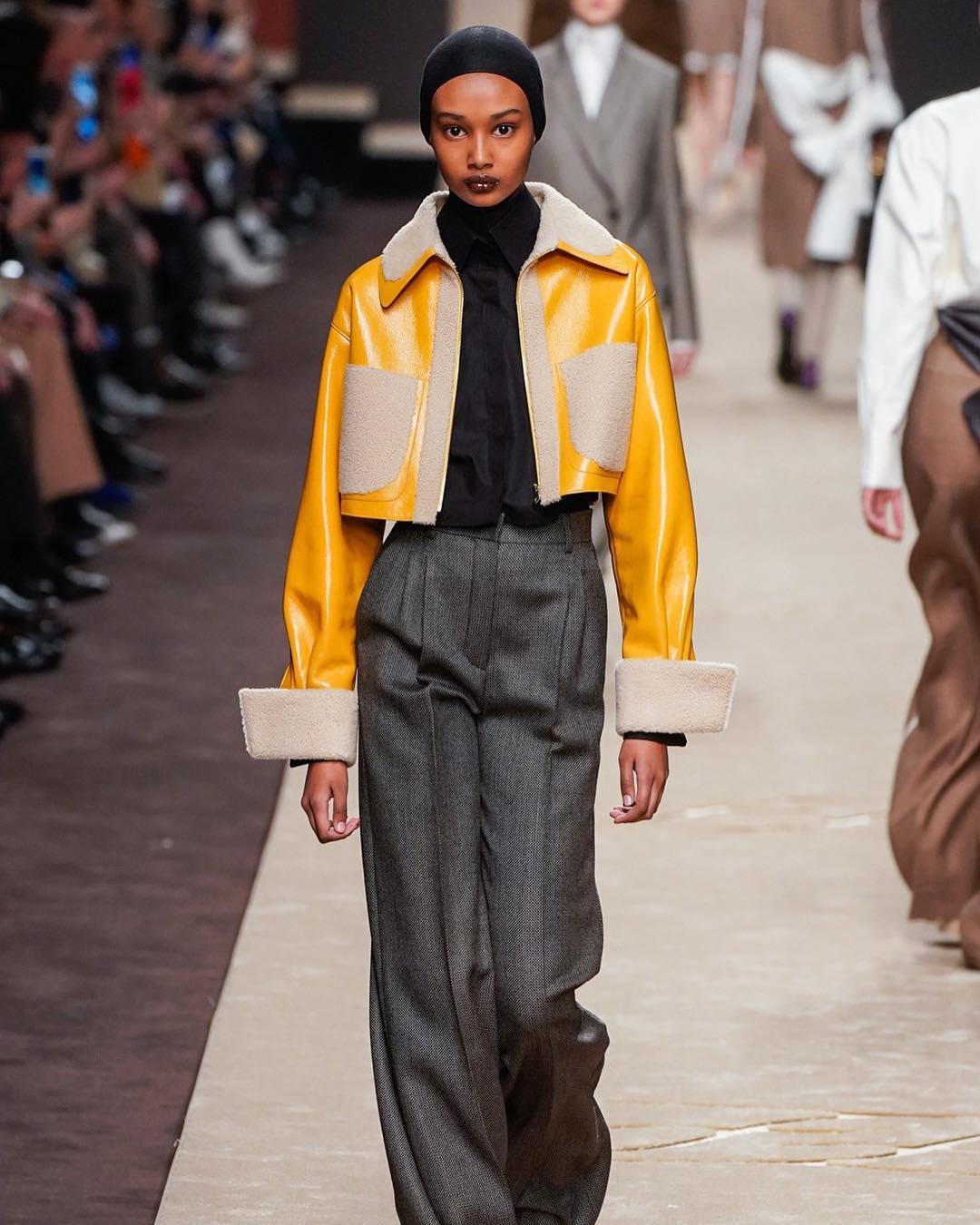 Vogue Taiwan Officialさんのインスタグラム写真 - (Vogue Taiwan OfficialInstagram)「#voguefashionweek  FENDI 2019-2020秋冬女裝系列是 Karl Lagerfeld 為 FENDI 操刀設計的最後一個系列，代表了他從1965年至今一生奉獻給時尚圈的精彩創作。 #fendi @fendi #2019vogue米蘭時裝週 #2019aw #mfw #2019fw」2月21日 22時11分 - voguetaiwan