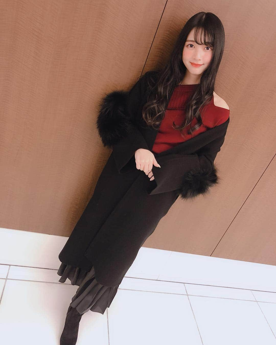 山口はのんさんのインスタグラム写真 - (山口はのんInstagram)「この間コーディネートしてもらった服😍  肩がでてるのがかわいい😍 アウターからプリーツスカートチラ見えもめちゃかわ😍  オトナ女子近づけ〜👠👠👠 #UN3D」2月21日 22時17分 - hanon_0_7