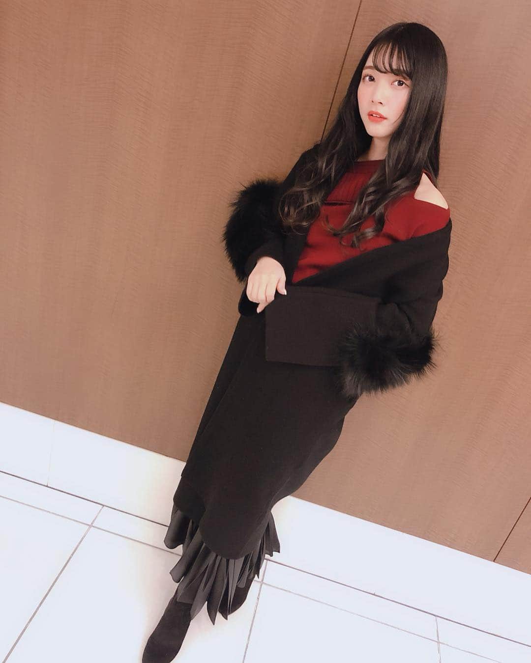 のインスタグラム：「この間コーディネートしてもらった服😍  肩がでてるのがかわいい😍 アウターからプリーツスカートチラ見えもめちゃかわ😍  オトナ女子近づけ〜👠👠👠 #UN3D」