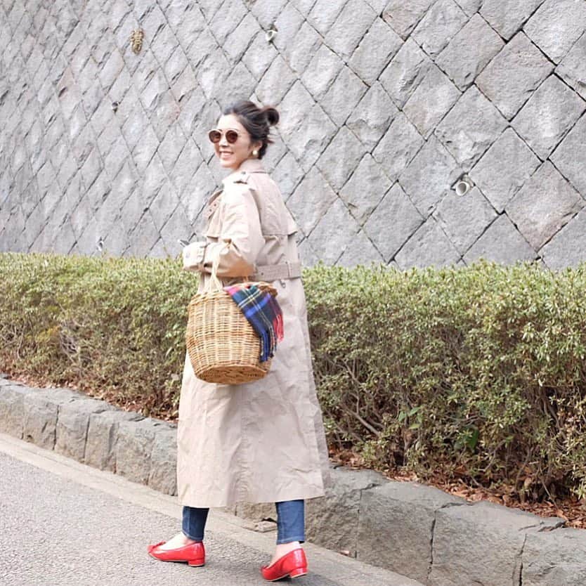 Sayakaのインスタグラム：「* かごバッグ×トレンチコート❤️ 私の定番スタイル👖💕 * * * #fashion #outfit #coordinate #ootd #simple #basic #casual #trenchcoat #limpermeabile #denim #denimlover #uniqlo #menui #bascketbag #prettyballerinas #redshoes  #sayakascoordinate #今日の服 #コーディネート #コーデ #シンプル #シンプルコーデ #トレンチコート #リンペルメアビレ #デニム #ユニクロ #かごバッグ #バレエシューズ #プリティバレリーナ」