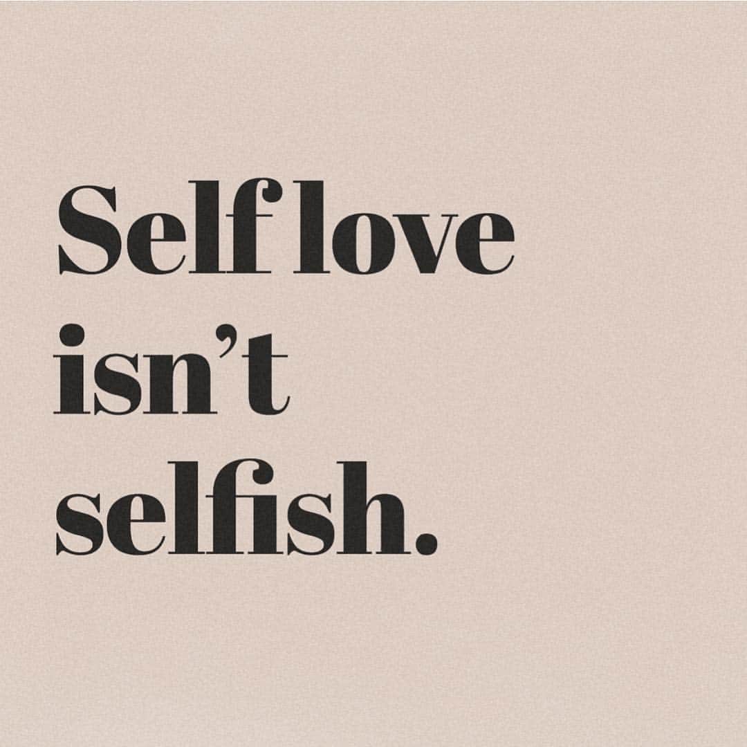 Natsuさんのインスタグラム写真 - (NatsuInstagram)「Self love isn’t selfish. Self love is essential.💖 . セルフラブ（自己愛）は、 いわゆるネガティブな印象がある 「ワガママ」とか 「あのひと自己愛が強すぎる」とか 「ナルシスト」とは全く違う意味合いです💖  なんなら私は、 「我がまま」であることも、 本来は、書いて字のごとく、 「あるがままの自分であること。」 だとしたら、 日本人は特に、 もっと持ってもよい要素なのではと 思っています。  自分のありのままを愛して それをそのまま表現している人を 私はなんて素敵！と思います💖  #selflove #selfcare #love  続きがあるので 明日また書きます🌸」2月21日 23時32分 - _natsurose_