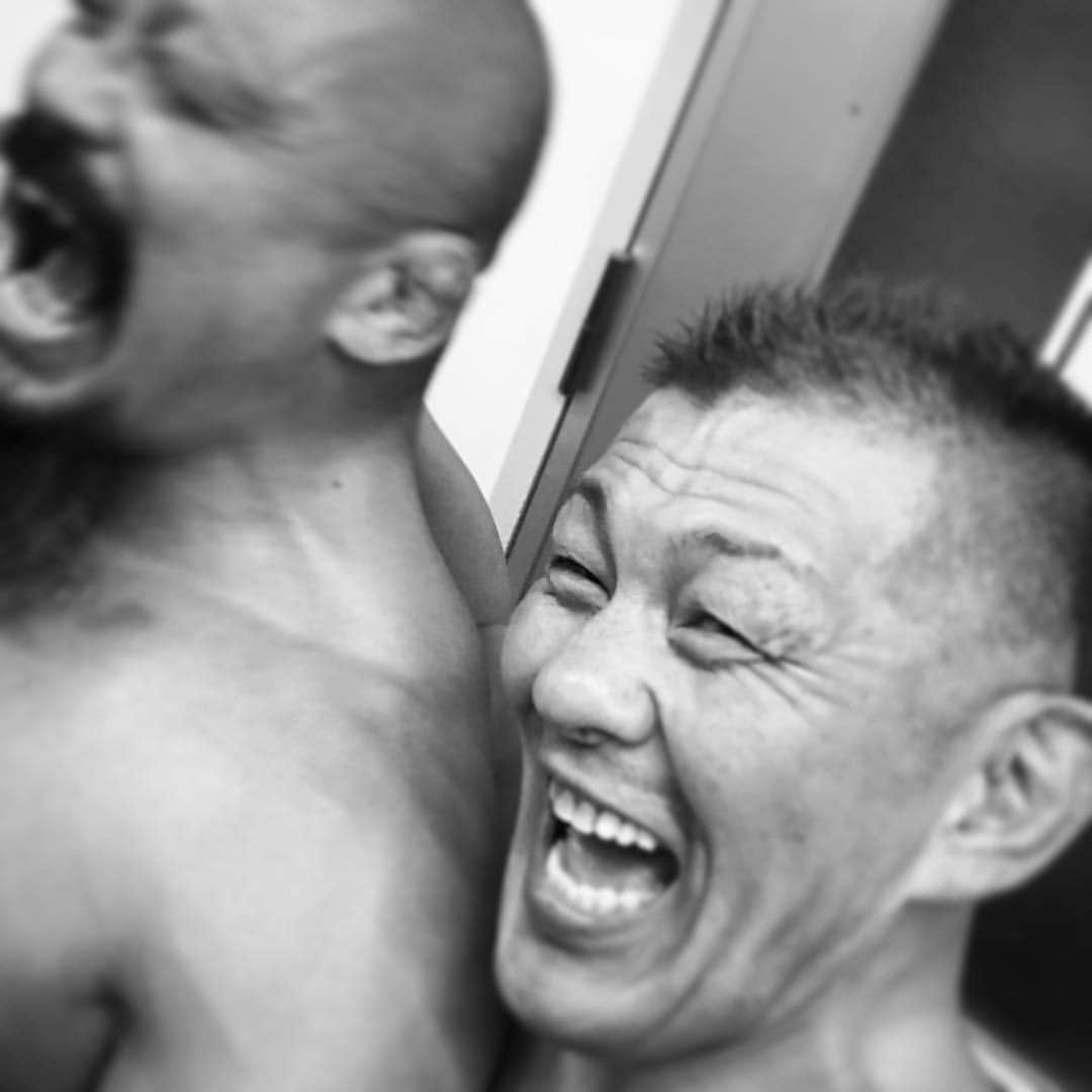 鈴木みのるさんのインスタグラム写真 - (鈴木みのるInstagram)「after the match #飯塚高史 #ラストマッチ #引退試合 #帰ってきたところ #捕まえた #動くな #ああー #ブレちまった #まあいいや #誰にもわからない #オレ達の関係」2月22日 0時22分 - suzuki.d.minoru