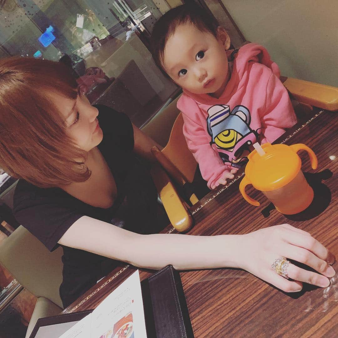 下田美咲さんのインスタグラム写真 - (下田美咲Instagram)「イケメンちゃん  #男の子ベビー  #親子 #1歳5ヶ月」2月22日 0時27分 - shimodamisaki815