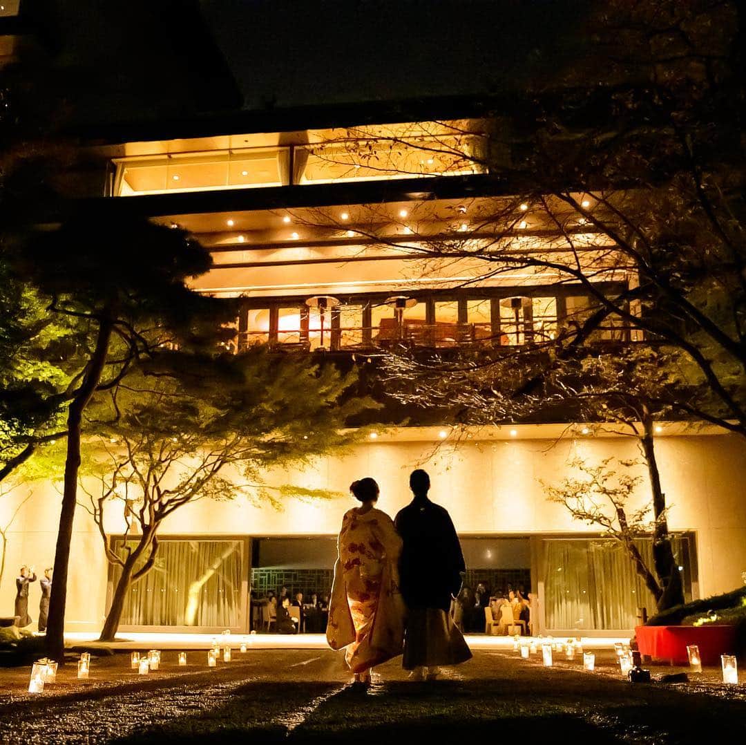 八芳園さんのインスタグラム写真 - (八芳園Instagram)「【出逢いを結ぶ月】  先日のスーパームーンをご覧になった方もいらっしゃると思いますが、月はとても神秘的なものです。  伝統と革新が融合し、日本の陰影美を感じる荘厳な設えが人気の披露宴会場「エール」「アルブル」。 「月光」をコンセプトにつくられた会場には、京都の金箔伝統工芸士 裕人礫翔氏による、月をモチーフにしたオブジェが会場を彩ります。  今回ご紹介させていただくのは、「結の月」。 一期一会、出逢いの場所「八芳園」をイメージし、出逢いを結ぶことを表現しております。 また、婚礼文化を発信する場所として、日本ならではの「紅白」で彩っています。  おふたりやゲストの皆様が、末永く幸せに、ご縁が結ばれ続けてくように。 そんな祈りを込めて。  八芳園 TEAM FOR WEDDING http://www.happo-en.com/wedding 【The moon to tie encounters】 The reception sites,”AIR” and “ARBRE”, they are popular for their majestic setting that feels Japanese beauty of shadow with the fusion of tradition and innovation. The venue created with the concept of “Moonlight”, is decorated with the motif of the moon made by traditional gold leaf craftsman in Kyoto,　Mr.Hirohito Rakusho  We introduce today "The moon of tie"  It expresses the image for the place of encounter "Happo-en" for a fortunate meeting, and to tie the encounters. In addition, as a place to deliver a wedding culture, it is colored with “red and white" unique to Japan.  To keep making the connection with longlasting happiness for couples and all the guests. With such a wish.  八芳園 TEAM FOR WEDDING http://www.happo-en.com/wedding  #八芳園 #八芳園花嫁 #八芳園ウェディング #八芳園披露宴 #花嫁 #プレ花嫁 #着物 #和婚 #エール #日本庭園 #庭園 #庭入場 #月 #happoen #happoenwedding #wedding #kimono #garden #tokyo #teamforwedding #moon」2月22日 2時03分 - happoen