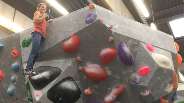 アンナ・シュテールのインスタグラム：「finally... back to black 😃 • boulder and video by the one and only @kilifish! • #yihaaaa #itsbeenwaytoolong #myinnsbruck @kletterzentruminnsbruck @salewa @lasportivagram」