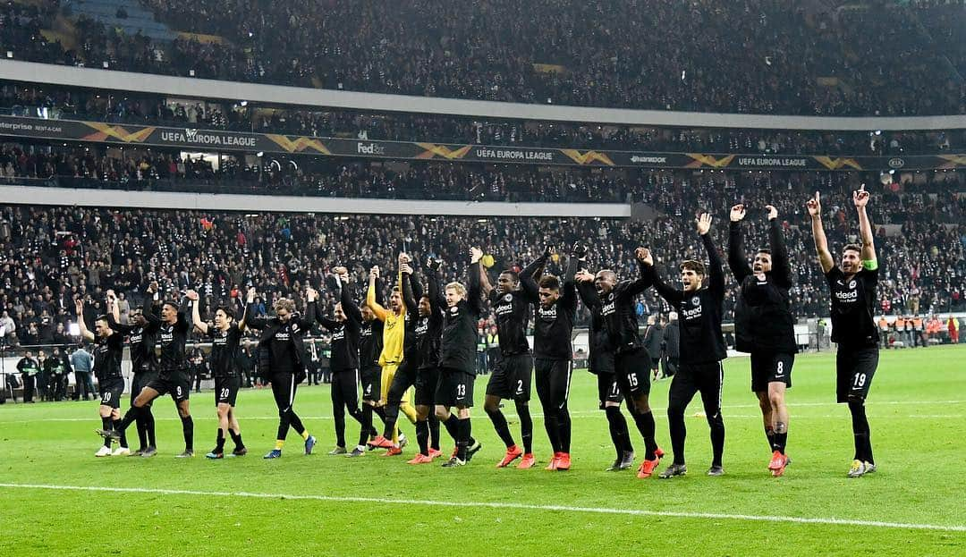 長谷部誠さんのインスタグラム写真 - (長谷部誠Instagram)「*** Eintracht Frankfurt🇩🇪4-1 Scafter Donezk 🇺🇦 #eintrachtfrankfurt  #sge #achtelfinale  #europaleague  #danke #nachbern  #😂😂😂 #ヨーロッパリーグ  #ベスト16進出  #家に帰ったら同じマンションの住人からお祝いの貼り紙 #サッカー大国ならではかな」2月22日 6時30分 - makoto_hasebe_official