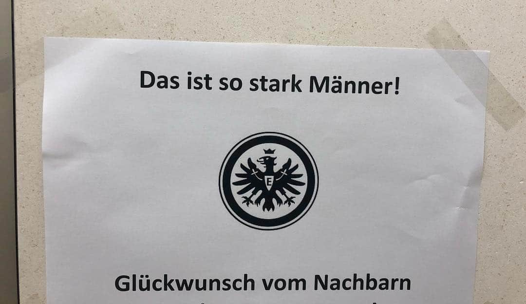 長谷部誠さんのインスタグラム写真 - (長谷部誠Instagram)「*** Eintracht Frankfurt🇩🇪4-1 Scafter Donezk 🇺🇦 #eintrachtfrankfurt  #sge #achtelfinale  #europaleague  #danke #nachbern  #😂😂😂 #ヨーロッパリーグ  #ベスト16進出  #家に帰ったら同じマンションの住人からお祝いの貼り紙 #サッカー大国ならではかな」2月22日 6時30分 - makoto_hasebe_official