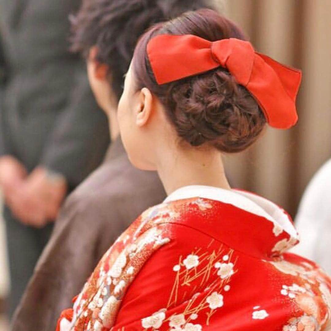 のインスタグラム：「̣̣̥◌⑅⃝♡ 同じ#シニヨンヘア に、 #和装 のときは上に赤いリボン、 #ウェディングドレス のときは 下に白いリボンを着けた花嫁さん✨🎀 * 全く同じシニヨンでも、 リボンの色や着ける場所によって 雰囲気が変わりますね🌟 * 花嫁さん曰く、 リボンを替えただけなので お色直しに時間がかからなかったのも 良かったそう✨💎 可愛くて素敵なアイデアです💖 *̣̣̥◌ photo by @ayaco.wedding #プレ花嫁#結婚式#結婚#結婚式準備#婚約中#婚約#プロポーズ#ブライダルヘア#ブライダルヘアメイク#リボンボンネ#ボンネ#ヘッドドレス#花嫁ヘア#結婚式髪型#2019冬婚#2019春婚#2019秋婚#2019夏婚#2020春婚#2020夏婚#2020秋婚#2020冬婚#群馬花嫁#アニエス郡山#marry#marryxoxo」