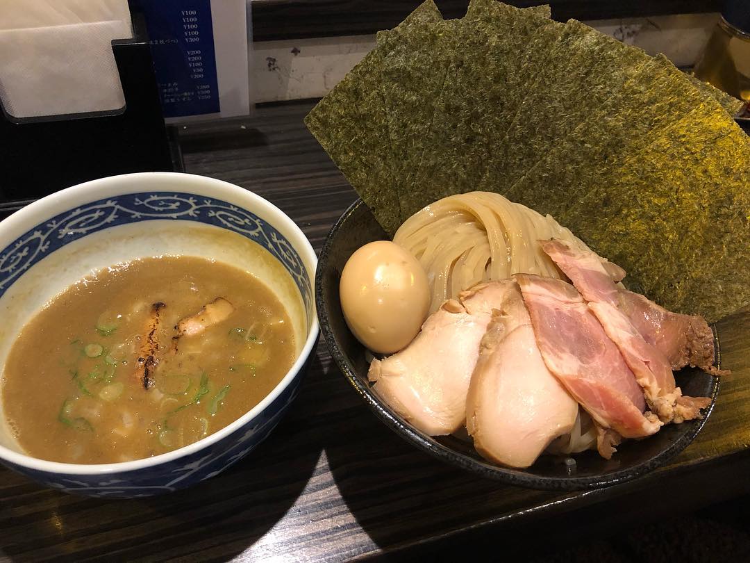 三宅智子さんのインスタグラム写真 - (三宅智子Instagram)「志奈そば田なかで食べた賄い色々〜！ ほんの一部ですが。  先月から東池袋にある志奈そば田なかさんで、週2回お手伝いしてます！  働くの楽しいし、毎回、美味しい賄い3杯も食べられて、幸せしかない！  水曜と金曜のランチ(11〜15時)はいるので、是非食べに来て下さい♪  今日も居ます！」2月22日 9時33分 - tomoko1121m