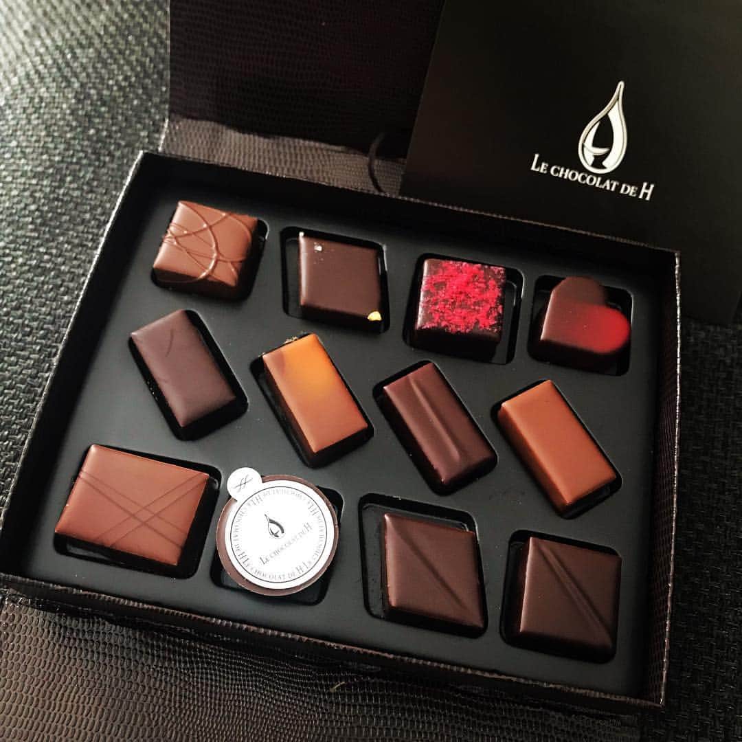 根岸愛のインスタグラム：「おしゃチョコレート🍫 いただきものです😊💕 ひとつ食べたけど美味しかった！ 大事に食べないと＞＜✨ #チョコレート #lechocolatdeh」