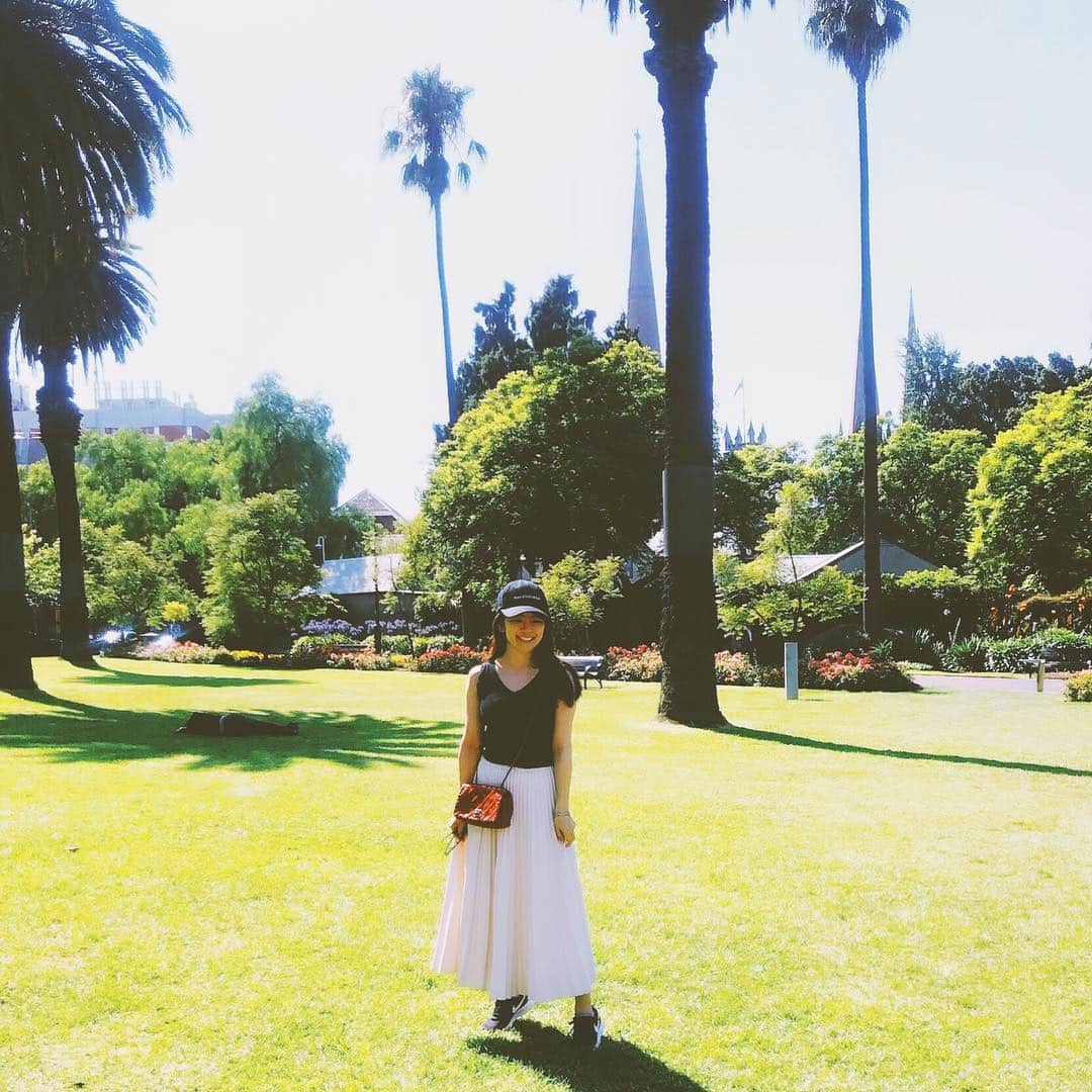 三浦マキのインスタグラム：「Soak up some sun / 日光浴➀ in Melbourne. * * * Tops: #zara Skirt: #birthdaybush  Shoes: #nike Cap: #balenciaga  Bag:#chanel * * * #melbourne #travel#endlesssummer #park#sunbath#ootd」