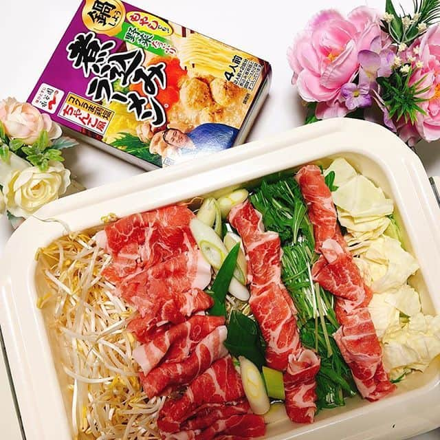 味ひとすじ　永谷園さんのインスタグラム写真 - (味ひとすじ　永谷園Instagram)「. #regram 【永谷園の煮込みラーメンを選んでいただきありがとうございます！】 ＠kurumilk677 さんの投稿をリグラムさせていただきました！ #永谷園 #ゆるめしのみかた #ゆるめしの味方 #主婦の味方 . . ＊31.01.26＊ #夜ごはん . 今日は朝からいろいろお買い物に行って疲れたからお家にあるもの野菜と煮込みラーメンともやしを買い足して鍋。 基本鍋のつゆ？よくスーパーで売ってる入れるだけのやつ嫌いだけど、これと#とり野菜みそ は好き！ 簡単に済ませたいとき鍋に頼る高木家あるある（笑） . . #煮込みラーメン#ちゃんこ#ブルーノ#鍋#お家ごはん#おうちごはんlover#ふたりごはん#節約ごはん」2月22日 12時00分 - nagatanien_jp