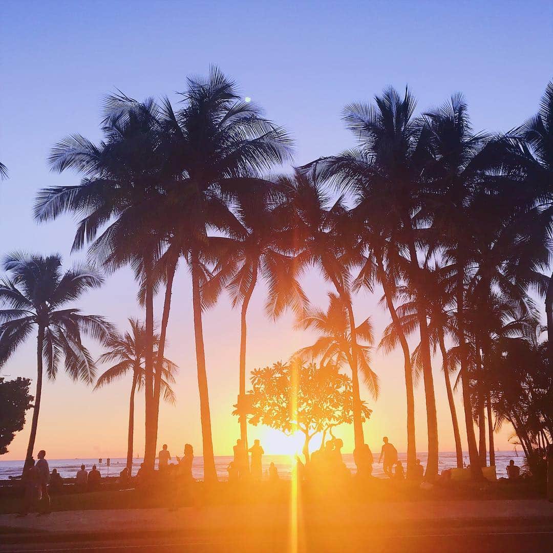 アリッサ ウーテンのインスタグラム：「Sunset time is always my favorite time ❤️」