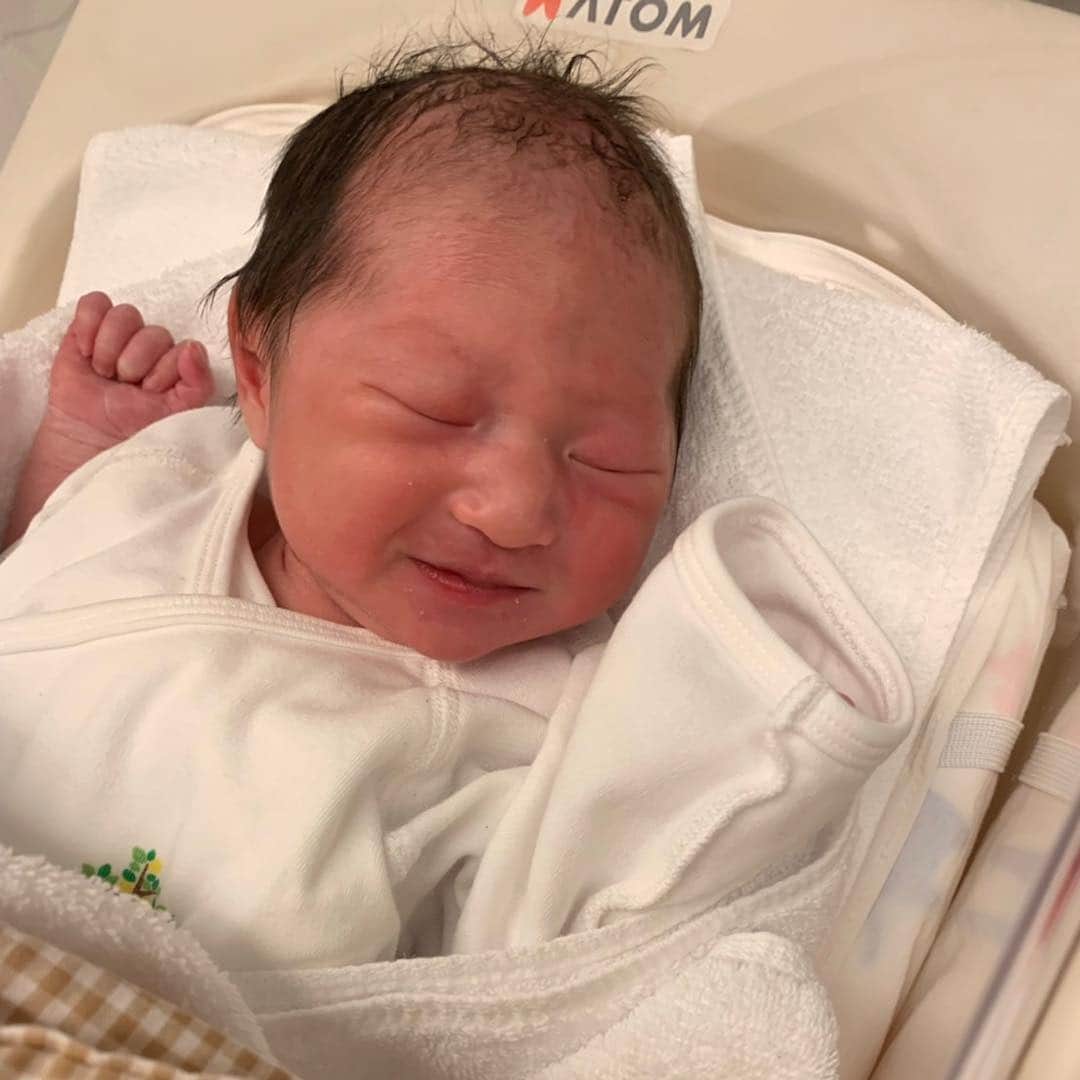 永里源気のインスタグラム：「2019.2.21 3:45am  The fourth child was born👶✨✨ 新しい家族が増えました！出産に立ち会うことができ、母の強さを改めて感じさせてもらいました😭 今後とも永里家をよろしくお願いします✨#4人目 #三女 #紗和 #パパの要素なし」