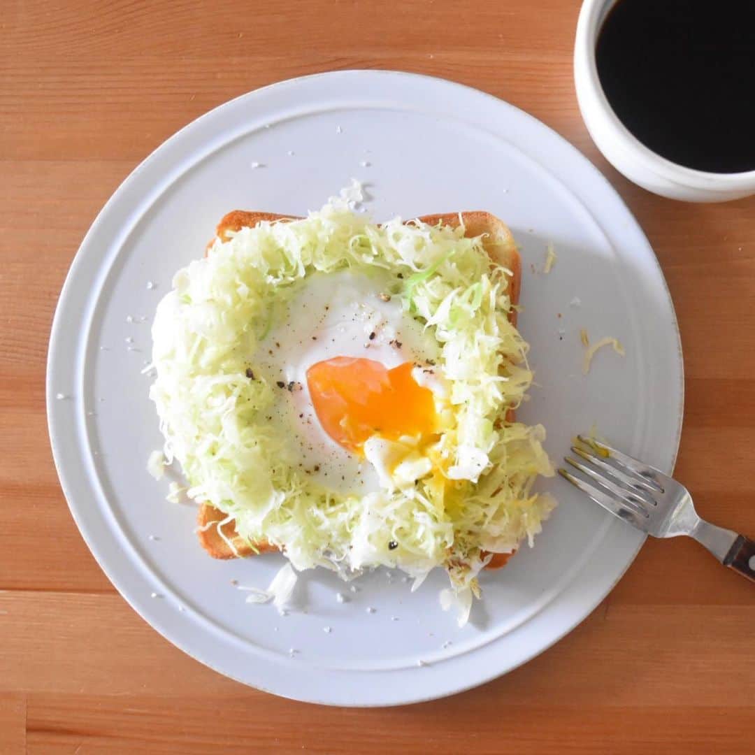 山崎佳さんのインスタグラム写真 - (山崎佳Instagram)「Today’s breakfast. キャベツたっぷりの巣ごもりエッグ。」2月22日 22時02分 - keiyamazaki