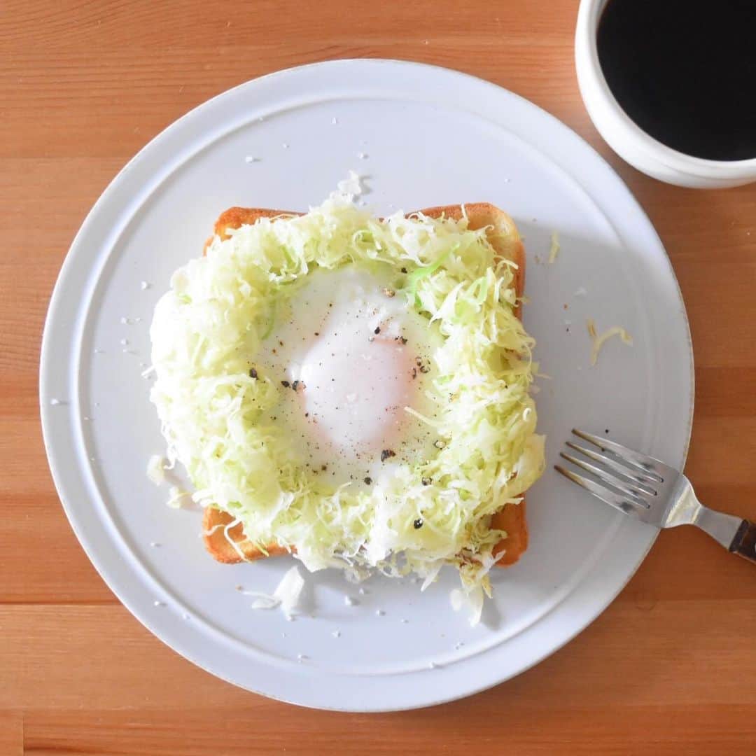 山崎佳のインスタグラム：「Today’s breakfast. キャベツたっぷりの巣ごもりエッグ。」