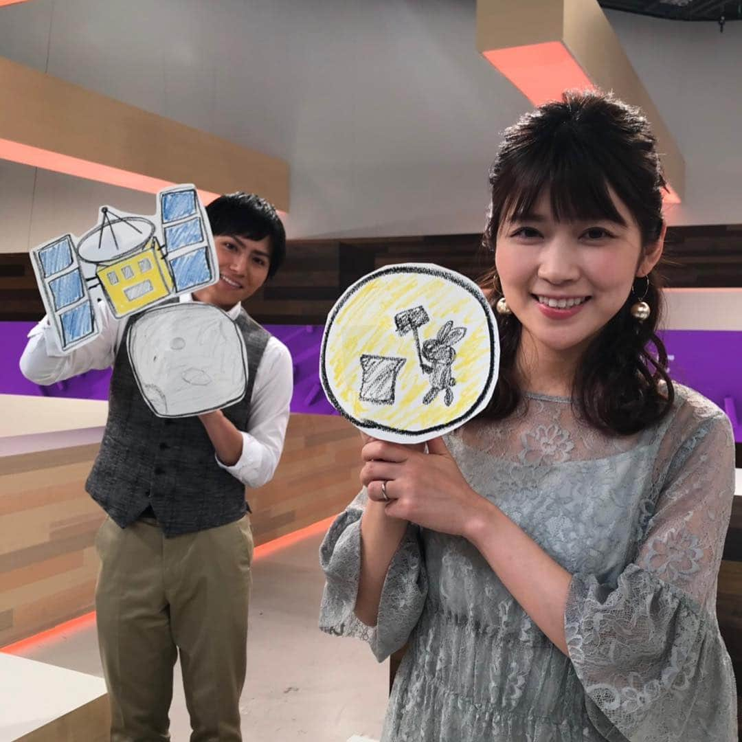 フジテレビ「THE NEWS α」さんのインスタグラム写真 - (フジテレビ「THE NEWS α」Instagram)「こんばんは！安宅です！ ついに"はやぶさ2"が3億4000万km離れた"リュウグウ"に着陸しました！！ 月とはやぶさ２とリュウグウ！ 2枚目は地球=竹内アナと月、地球とリュウグウの距離を考えて撮ってみたのですが、、、、 #はやぶさ2#リュウグウ #primenewsα#フジテレビ#fujitv#ニュース#椿原慶子#竹内友佳#内野泰輔#鈴木唯#安宅晃樹」2月22日 22時38分 - news_alpha