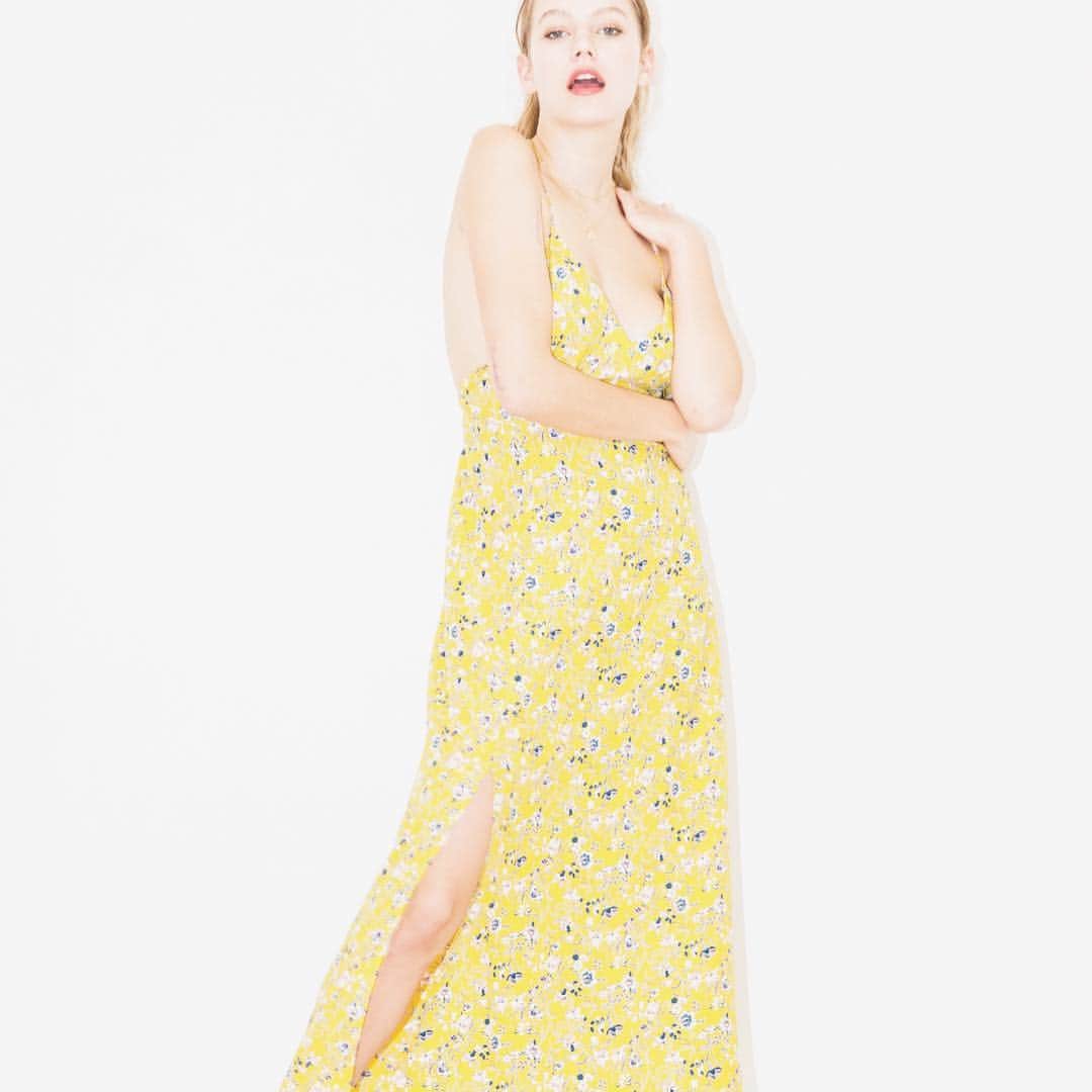 THE SEA CLOSETのインスタグラム：「flower maxi dress @theseacloset  _ _ #theseaclosetSC #sandals #shoes #hawaii #beach #vacation #style #ootd #beachlife #hawaiilife #fashion#selectshop #ハワイ #セレクトショップ #ワイキキ #サンダル #海外ブランド #ファッション #コーデ #ハワイ旅行  #swimwear #ビーチ #大人カジュアル#ハワイファッション #theseacloset #シークローゼット #水着」