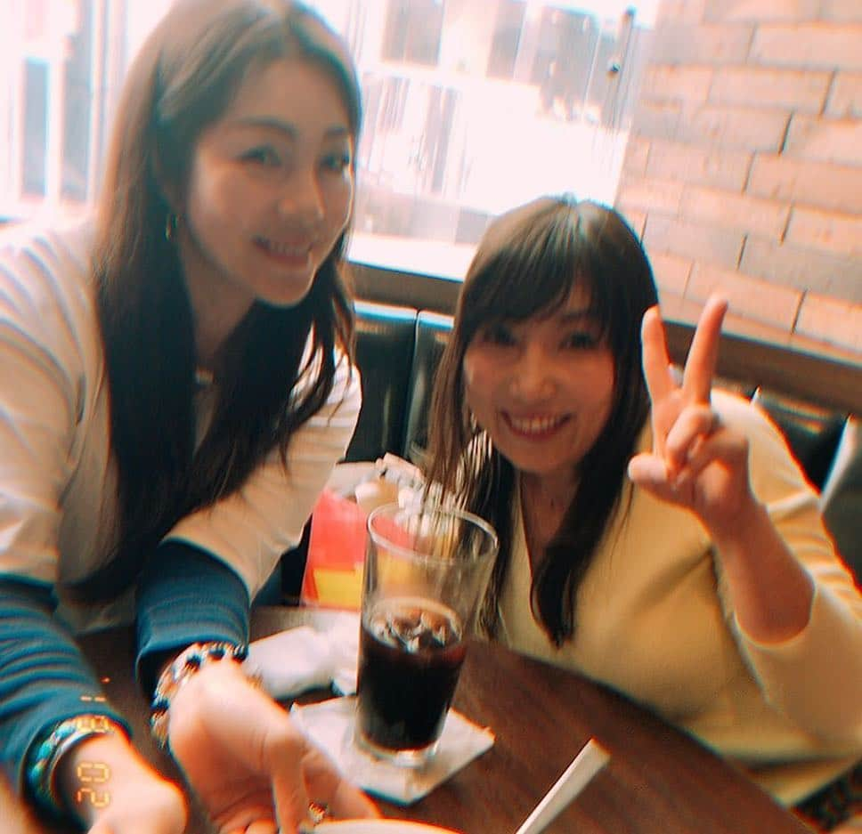 井上貴子さんのインスタグラム写真 - (井上貴子Instagram)「タマフカ。  全女のときの後輩。  全女を卒業して それぞれの道を進んだけれど  風の噂で 引退や結婚などの彼女たちの近況は知っていて…  たまに周年だったり引退式の時などに会場で会ったりした。  挨拶を交わす程度… 最近どお？とかもなく…  そんな壁を作っていたのは アタシの方で。  まぁ。この話は長くなるので そのうち…覚えてたらするねーってことで。  先日の中野のぶるちゃんボーリング大会のときに  貴子さん♡貴子さん♡と ウロチョロウロチョロしてきて  まるで紅緒と柊音のように つきまとってくる姿が なんともかわいいなーと（笑）  一緒に写真撮ればキャーキャー。 カラオケ歌えばキャーキャー。  今度ランチでも行く？ と声をかけたら… ウルウル喜んでくれて。  実現したランチ会。  20年ほど…いや。もっとか。  タイムスリップして たくさん話をした。  たくさん聞いた。  彼女たちは 大好きなプロレスを 辞めたくて辞めたんじゃない。  それぞれが色んなものを抱えて 辛い道を乗り越えて  今の幸せな生活を送っている。  アタシのギックリ腰など 大したことなくて…  好きなことを続けて 30周年をお祝いしてもらったアタシは当たり前ではなく 奇蹟的だということ。  プロレスラーになりたくてもなれなかった友達だけではなく やむ終えない理由で 辞めたくないのに 辞めざるおえなかった後輩たち の分も  アタシは泣き言言わずに 頑張らなきゃダメなんだ。  タマフカは強くて優しくて しっかりした大人になっていたよぉ♡  ありがとう😊😊 Happyで^ ^  #井上貴子  #LLPWX #女子プロレスラー #全女 #タマフカ #玉田りえ #府川由美 #加藤りえ #田中由美」2月22日 14時33分 - takaco_inoue