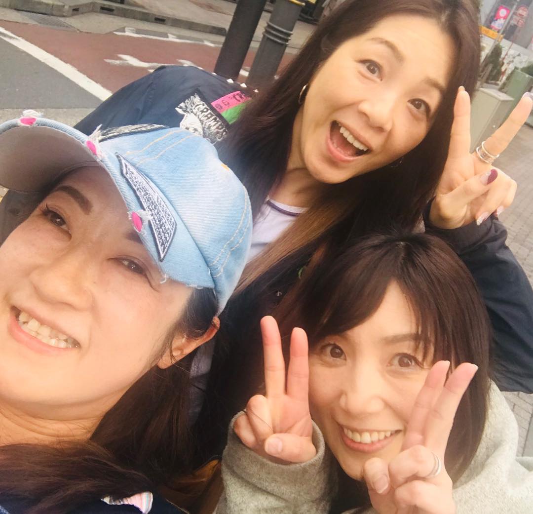 井上貴子のインスタグラム：「タマフカ。  全女のときの後輩。  全女を卒業して それぞれの道を進んだけれど  風の噂で 引退や結婚などの彼女たちの近況は知っていて…  たまに周年だったり引退式の時などに会場で会ったりした。  挨拶を交わす程度… 最近どお？とかもなく…  そんな壁を作っていたのは アタシの方で。  まぁ。この話は長くなるので そのうち…覚えてたらするねーってことで。  先日の中野のぶるちゃんボーリング大会のときに  貴子さん♡貴子さん♡と ウロチョロウロチョロしてきて  まるで紅緒と柊音のように つきまとってくる姿が なんともかわいいなーと（笑）  一緒に写真撮ればキャーキャー。 カラオケ歌えばキャーキャー。  今度ランチでも行く？ と声をかけたら… ウルウル喜んでくれて。  実現したランチ会。  20年ほど…いや。もっとか。  タイムスリップして たくさん話をした。  たくさん聞いた。  彼女たちは 大好きなプロレスを 辞めたくて辞めたんじゃない。  それぞれが色んなものを抱えて 辛い道を乗り越えて  今の幸せな生活を送っている。  アタシのギックリ腰など 大したことなくて…  好きなことを続けて 30周年をお祝いしてもらったアタシは当たり前ではなく 奇蹟的だということ。  プロレスラーになりたくてもなれなかった友達だけではなく やむ終えない理由で 辞めたくないのに 辞めざるおえなかった後輩たち の分も  アタシは泣き言言わずに 頑張らなきゃダメなんだ。  タマフカは強くて優しくて しっかりした大人になっていたよぉ♡  ありがとう😊😊 Happyで^ ^  #井上貴子  #LLPWX #女子プロレスラー #全女 #タマフカ #玉田りえ #府川由美 #加藤りえ #田中由美」