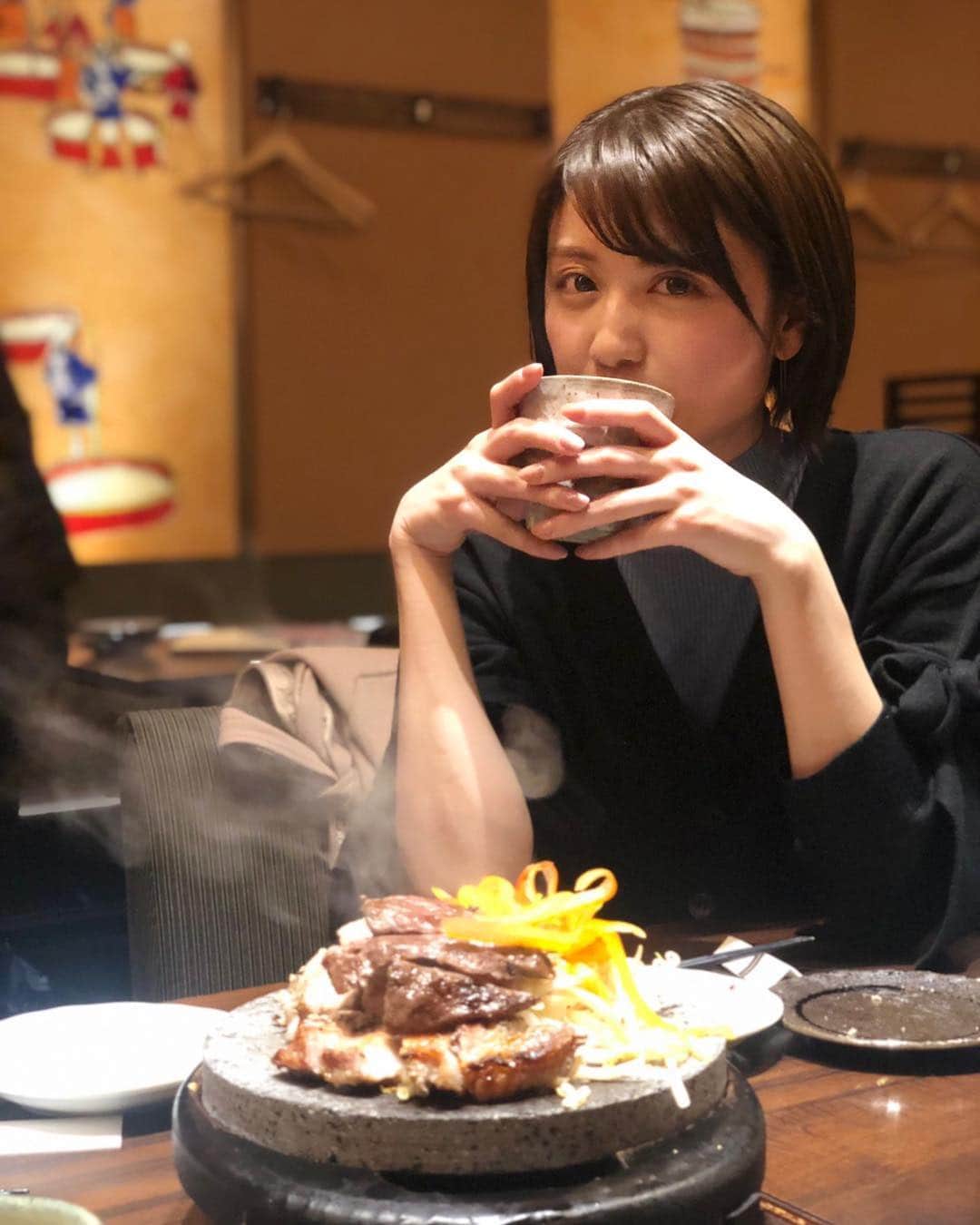西村まどかのインスタグラム：「映えー🤤🙌❤️ お肉×焼酎×まどか🍗🍶🙍‍♀️ ※私撮ってません、私が撮ったらもっとセンス悪いです📸 #西村まどか #お天気お姉さん  #モデル #タレント #お酒が主食  #お肉はつまみ #体型と食欲が比例しない」