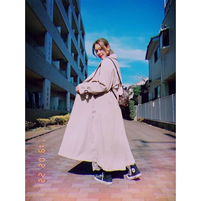 のインスタグラム：「#fashion#ootd  春コート考えてみたら初めてゲットしました トレンチコート憧れてたから嬉しい 長さがあってめちゃくちゃお気に入り #コート#春コート#titivate #ティティベイト#titivatestyle#バックプリーツトレンチコート #bag#バックパック#ルイヴィトン #LV#louisvuitton  #sneaker#スニーカー#converse#コンバース」