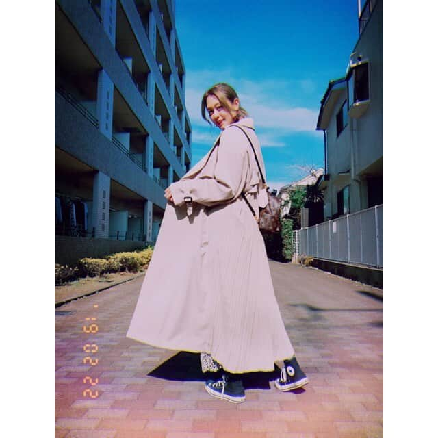 大川藍のインスタグラム：「#fashion#ootd  春コート考えてみたら初めてゲットしました トレンチコート憧れてたから嬉しい 長さがあってめちゃくちゃお気に入り #コート#春コート#titivate #ティティベイト#titivatestyle#バックプリーツトレンチコート #bag#バックパック#ルイヴィトン #LV#louisvuitton  #sneaker#スニーカー#converse#コンバース」