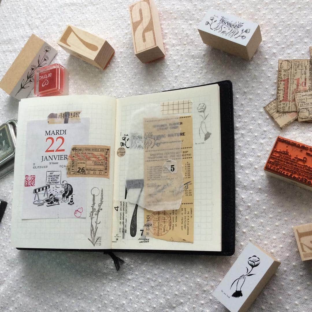 Akikoさんのインスタグラム写真 - (AkikoInstagram)「Just a little crafting.  #journal#artjournal#mdnotebook#crafting#collage#papercollage#stamp#rubberstamp#paperaddict#stationery#mdノート#ジャーナル#アートジャーナル#クラフト#コラージュ#ペーパーコラージュ#スタンプ#紙モノ#紙モノ好き#ステーショナリー」2月22日 16時05分 - simpolly1019