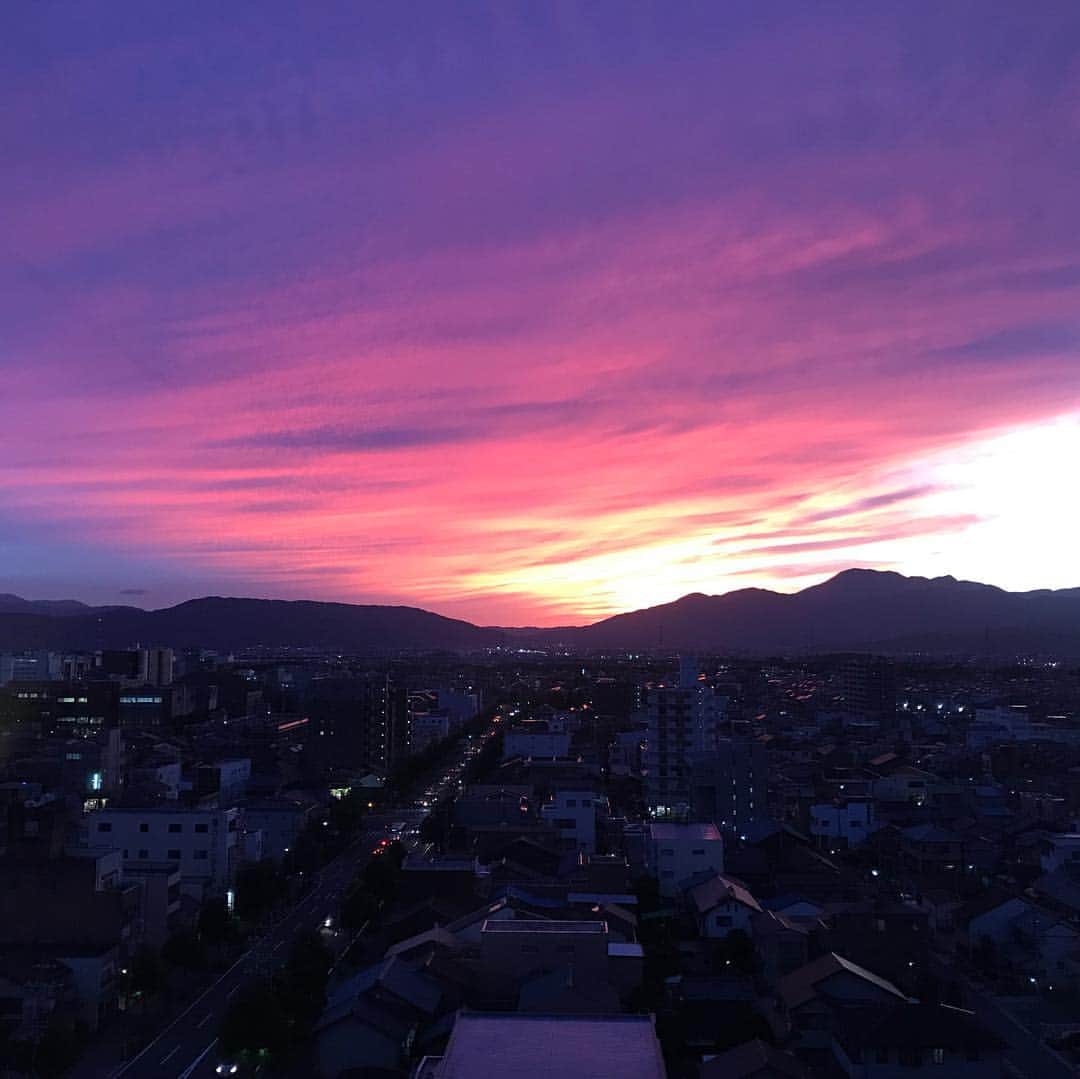 安田顕さんのインスタグラム写真 - (安田顕Instagram)「夕景。岐阜県大垣市。 一年半前。ここで映画を撮ってました。 本日、公開となりました。 #映画 #母を亡くした時僕は遺骨を食べたいと思った よろしくお願いします。 #ぼくいこ」2月22日 16時12分 - yasu_da_ken