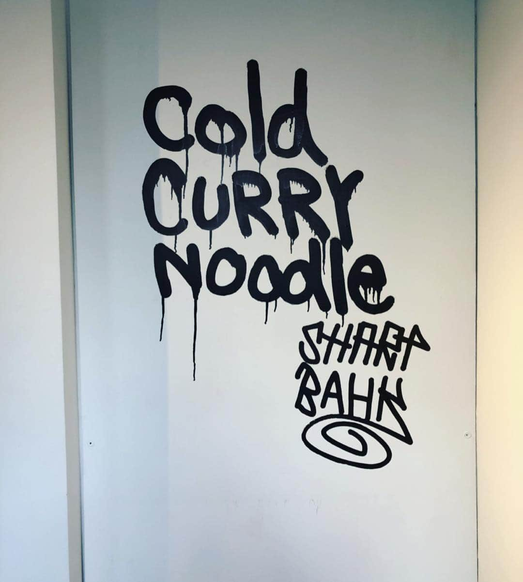 後関好宏さんのインスタグラム写真 - (後関好宏Instagram)「SHART&BAHK 『COLD CURRY NOODLE』  1階には小さめの作品がひしめいていて、2階には大きな作品がババーンと！！今までと少しちがう雰囲気の作品が有ったり2人がどんどんパワーアップしているのが分かるし、今後どう成っていくのか楽しみです！！ あと、隅の方に犬がいたりネズミがいたり、隠れキャラを探すのも楽しみ。 #shart #bahk #jinkinokogallery #shartisart #bahkwashere #streetart #streetarttokyo」2月22日 16時29分 - gosekky