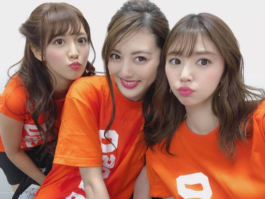 加田穂乃華のインスタグラム：「・ #eqリーグ  次戦は3/16(土)17:00開演🎮  ステージから、 皆さんの顔や応援しっかり見えています😊✨ チェキタイムもたくさん撮りに来てくれて、 本当にありがとうございます❗️ 来月もぜひオスカーズの応援よろしくお願いします📣  そして、オスカーズのスポンサー #skechers さんから スニーカーの衣装提供してもらっています👟💕 このキラキラ履くとテンション上がる🤩  #eスポーツ #esports #オスカープロモーション #オスカーズ」