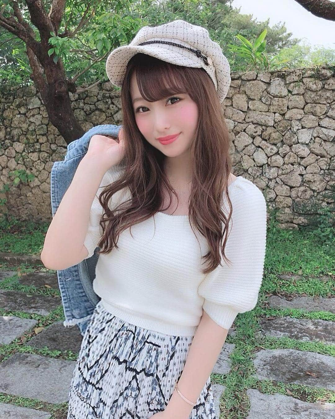 清里千聖さんのインスタグラム写真 - (清里千聖Instagram)「. 沖縄はあたたかいので🏝💕. もう春服でも大丈夫🥰💕. トップスで着ている @miia_official . のデイリーニットかわいくて使いやすい🙊💕. オフショルにもできるのが良き💕. はやくたくさん春服着たいなぁ〜🥺🌸💕. #MIIA #デイリーニット #オフショル #knit #春服 #followme #l4l #japan #fashion  #ootd #make #여행 #makeup #beautiful #cute #prettygirl #girl #travel #キャスケット #tagsforlikes #picoftheday #沖縄 #instagramjapan  #japanesegirl #instagood #팔로우 #일상 #먹스타그램 #okinawa」2月22日 17時07分 - chiseikiyosato